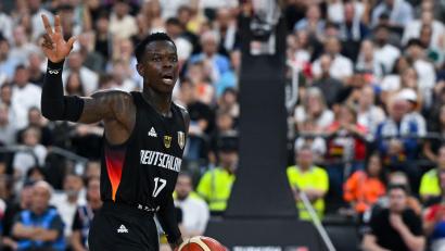 Bild: Sven Hoppe/dpa
Dennis Schröder ziegt Vergleich mit Dirk Nowitzki.