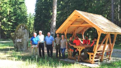 Bild: Portner
Eröffnung des neuen Rastplatzes im Staatswald bei Gaisthal mit (von links) Forstdirektor Alwin Kleber (AELF), Forstdirektor Stefan Bösl, Bürgermeister Reinhard Kreuzer, Ausbildungsmeister Quirin Sax, Servicestellenleiter Peter Maier, die Forstwirt-Azubis sowie Revierleiter Florian Stadler (rechts).