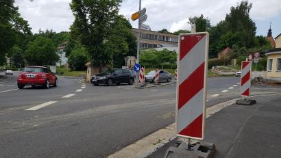 Bild: Benkhardt
Die Baustelle in der Kanonikus-Mehler-Straße (rechts) rückt für eineinhalb Wochen in den Bereich zwischen Murschrottplatz und St.-Peter-Straße (Hintergrund) vor. Ab kommendem Dienstag bis zum letzten Tag der Pfingstferien ist hier für den Verkehr gesperrt.