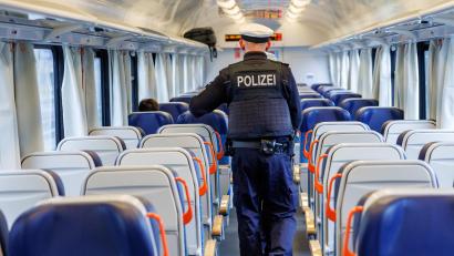 Symbolbild: Daniel Karmann /dpa
Ein 19-Jähriger wurde im Zug ohne Fahrschein erwischt.