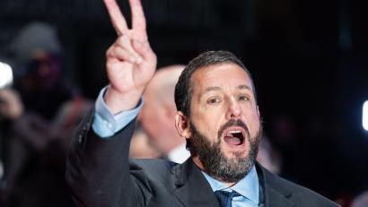Bild: Hannes P. Albert/dpa
Hat gut lachen und Grund für eine Siegerpose: Adam Sandler ist mit „Happy Gilmore 2“ ein erfolgreiches Sequel gelungen. (Archivbild)