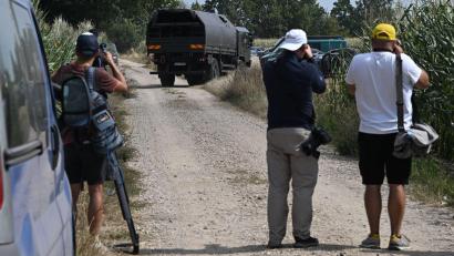 Bild: Wojtek Jargilo/PAP/dpa
Die Einsatzkräfte sichern das Gebiet eines Maisfeldes in Osiny, Ostpolen, auf das am 20. August 2025 ein  Objekt fiel. Dabei handelte es sich nach Angaben der Regierung in Warschau um eine russische Drohne.