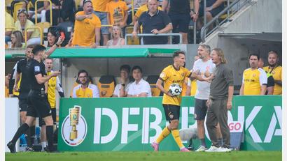 Bild: Robert Michael/dpa
Der Mainzer Trainer Bo Henriksen (r) ist für ein DFB-Pokalspiel gesperrt worden.