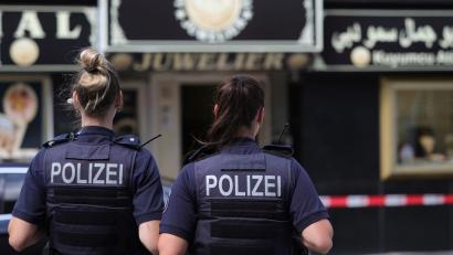 Symbolbild: Christoph Reichwein/dpa
Polizistinnen stehen vor einem Juweliergeschäft. Nach einem Einbruch in eine Juweliergeschäft in der Regensburger Altstadt hat die Kripo Spuren gesichert und bittet nun die Bevölkerung um Mithilfe.