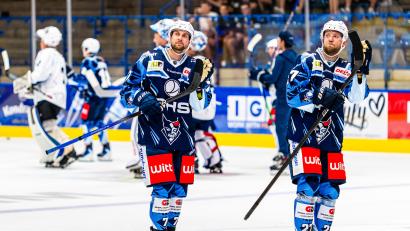 Bild: Elke Englmaier
Am Donnerstag, 21. August, bestreiten die Blue Devils Weiden um Luca Gläser (links) ihr erstes Testspiel.