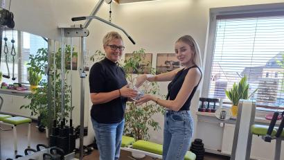 Bild: esc
Wie schon vor 25 Jahren: Beatrix Scharnagl (links) feiert mit ihrer Physiotherapie-Praxis Jubiläum, Nichte Laura zog wieder die Gewinner.
