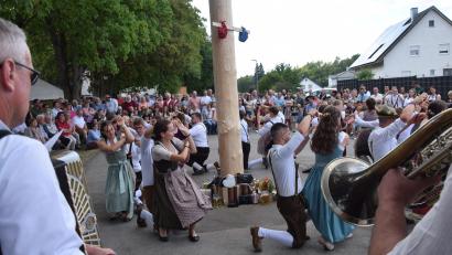Bild: bö
Hunderte von Zuschauern sind in Mendorferbuch neugierig auf das Baumaustanzen mit der Band "Waidarawöll".