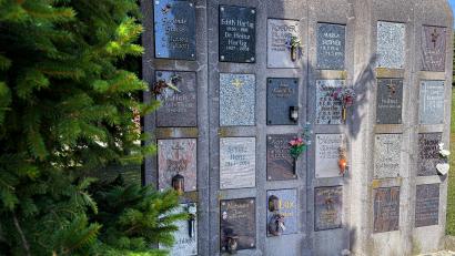 Bild: Stephan Huber
Menschen entscheiden sich aus unterschiedlichen Gründen für eine Urnenbeisetzung in einer oberirdischen Urnenkammer, auch Urnenwand genannt – wie hier auf dem Katharinenfriedhof in Amberg.