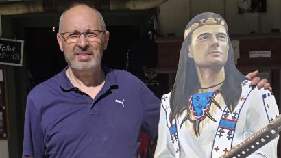 Bild: uz
Norbert Simmerl neben einem lebensgroßen Aufstellbild von Winnetou im Neue-Welt-Center in Weiden.