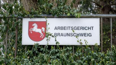 Bild: Peter Steffen/dpa
Das Arbeitsgericht Braunschweig hat eine Klage der AfD-nahen Arbeitnehmerorganisation Zentrum auf Zugang zum Werk der VW-Tochter Volkswagen Group Services in Isenbüttel abgewiesen. (Symbolbild)