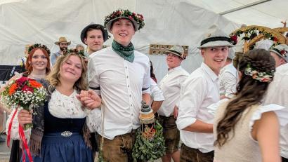 Bild: Christian Schrott
Mit Blumenstrauß und Krug: Leonie Wächter und Korbinian Götz sind das neue Oberkirwapaar in Theuern.