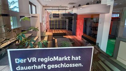 Bild: stephan.huber@oberpfalzmedien.de
Der Regionmarkt bei der VR-Bank in der Bahnhofstraße Amberg hat dauerhaft geschlossen. Ein kurzer Blick durch die spiegelnde Türe.