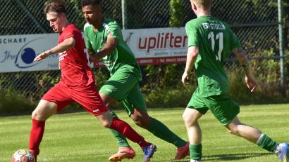 Archivbild: ham
Nico Sporer (rotes Trikot) und der TV Nabburg haben in der Kreisliga West nach fünf Spielen weiterhin noch keinen Punkt abgegeben. Am Sonntag geht es für die Mannschaft von Ralph Egeter gegen die SG Silbersee.