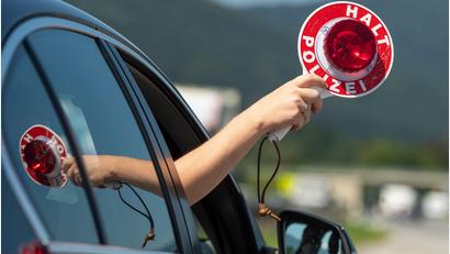 Bild: Peter Kneffel/dpa
Die Polizei entdeckte im Motorraum eines Autos auf der A3 bei Passau Drogen. (Symbolfoto)