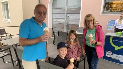 Bild: adj
Leonard und Leni lassen sich mit Oma und Opa das Eis schmecken.
