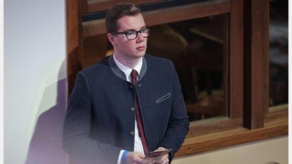 Bild: Daniel Löb/dpa
Die Staatsanwaltschaft Würzburg wirft dem 24-Jährigen unter anderem Volksverhetzung, Geldwäsche und Nötigung vor. (Archivbild)