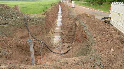 Archivbild: bey
In diesem Graben liegt einer der Gründe für die hohen Wasserpreise von Luhe-Wildenau. Hier entstand in den vergangenen Monaten - nach mehreren Rohrbrüchen - die neue Leitung zwischen den Ortsteilen Neudorf und Neuersdorf.