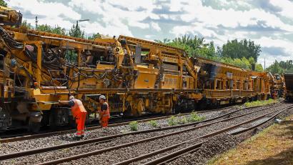 Bild: Claus Weber/Deutsche Bahn
Bei der Sanierung der Strecke Schwandorf-Weiden wird wie schon zwischen Regensburg und Schwandorf ein Gleisbauzug zum Einsatz kommen. Das Bild zeigt Arbeiten im Bereich Regensburg-Walhallastraße.