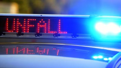 Symbolbild: Stefan Puchner/dpa
Polizisten entdecken ein stark beschädigtes Auto an der B 85 bei Pegnitz.