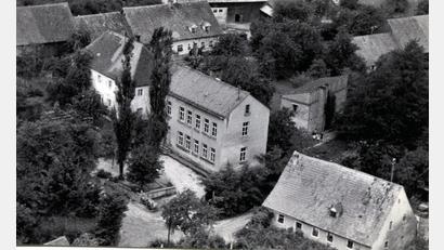 Bild: Gemeinde Ursensollen
Luftbild von Hohenkemnath aus dem Jahr 1958. In der Bildmitte findet sich „das Milchbankl“.