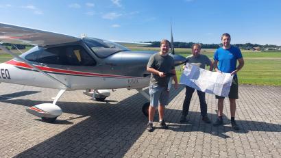 Bild: Günter Zagel, OMC Weiden
Der OMC Weiden und das AELF Tirschenreuth-Weiden arbeiten bei der Borkenkäferbekämpfung eng zusammen: (von links) Pilot Christian Schröfl mit den Forstleuten Moritz Neumann und Johannes Hauke.