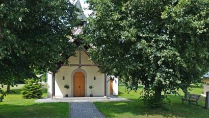 Bild: ld
In 30 Jahren hat sich auch das Umfeld verändert. Die Kapelle versteckt sich inzwischen hinter zwei großen Bäumen