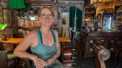 Bild: Wolfgang Steinbacher
Gäste des Irish-Pubs "Library" kennen sie schon lange: Viktoria Schmauß, die "quirlige Bedienung, die alleine den Laden schmeißt", wie es in einer Google-Rezension heißt. Vor Kurzem hat sie das Pub übernommen und sich damit einen Traum erfüllt.