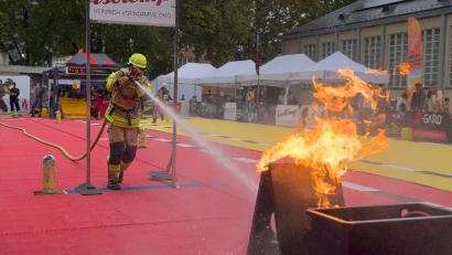 Bild: Barbara von Müffling
Der Amberger Marcel Düssil beim "Firefit"-Wettkampf in Zürich: Der Sprint mit dem Feuerwehrschlauch zum Löschen ist eine Aufgabe im Parcours.