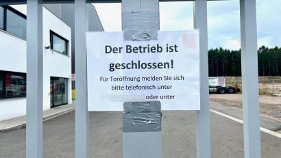 Bild: Gabi Schönberger
Das Gitter ist zu: Jetzt auch für den in U-Haft befindlichen Geschäftsführer. Am Standort im Landkreis Schwandorf war das Tor ebenfalls schon länger geschlossen.