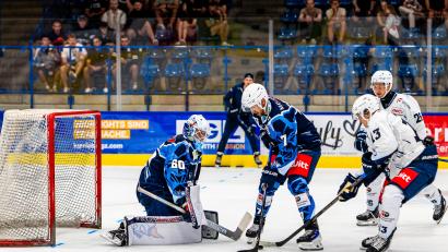 Bild: Elke Englmaier
Luca Gläser (Mitte) macht in der Vorbereitung da weiter, wo er letzte Saison aufgehört hat. Beim 6:2-Auswärtssieg der Devils gegen die Piráti Chomutov traf der Stürmer gleich dreimal.