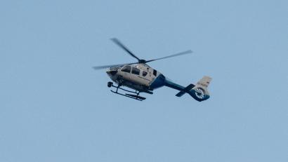Symbolbild: Armin Weigel/dpa
Einsatzkräfte retteten eine verletzte Schülerin im Felsenlabyrinth der Luisenburg mit einem Polizeihubschrauber.