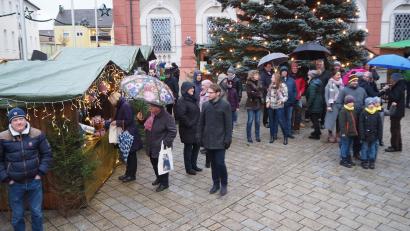 Archivbild: krb
Selbst bei schlechtem Wetter zog der Weihnachtsmarkt in Neustadt an den Adventswochenenden die Bürger vor das Lobkowitzschloss. In diesem Jahr werden die Buden erstmals vor der Bühne in der Freizeitanlage aufgebaut.