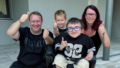 Bild: Stephan Huber
Daumen hoch für die Spender, die zur Finanzierung des rollstuhlgerechten Autos beigetragen haben: Luca, seine Mama Andrea, deren Mann Edi und Lucas vierjähriger Bruder sind total überwältigt von der enormen Hilfsbereitschaft.