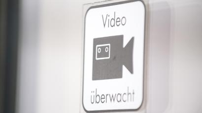 Symbolbild: Robert Günther/dpa
Videoüberwachung? Die beiden Täter ließen sich davon nicht abschrecken.