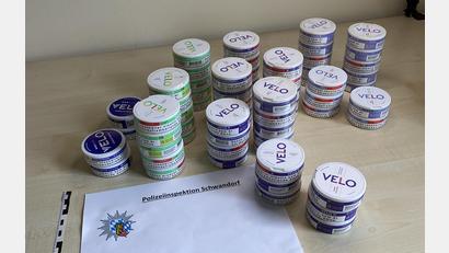 Bild: Polizei Schwandorf
Die Polizei hat in Schwandorfer Geschäften illegale Tabakprodukte sichergestellt, darunter so genannte Snus.