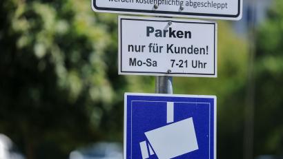 Bild: Jan Woitas/dpa
Auf immer mehr Parkplätzen, vor allem von Supermärkten, wird das Parken digital erfasst und von externen Dienstleistern abgewickelt. (Archivbild)