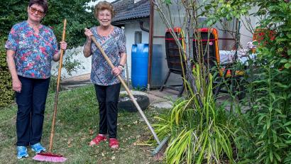 Bild: Stephan Huber
Beim Kehren im Garten hat Rita Hiltner (rechts) in einem Rosenbusch eine tote Katze gefunden. In den Tagen danach tauchten weitere tote Katzen und Mäuse auf. Tochter Ute Hiltner will nun andere Tierbesitzer warnen.