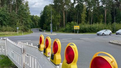 Bild: Gabi Schönberger
An der Kreuzung der B 470 mit der Pressather- und der Latscher Straße wird ab Montag, 25. August, gebaut. Eine Ampel regelt den Verkehr auf der B 470. Für die Buslinie nach Weiden-West und zum Brandweiher ändert sich die Taktung.