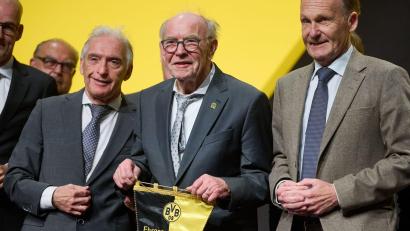 Bild: Bernd Thissen/dpa
BVB-Präsident Lunow (l) macht den Weg für Watzke (r) frei. (Archivfoto)
