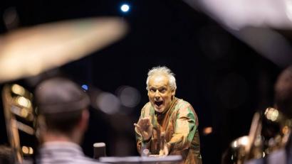 Bild: Agentur Ch. Muthspiel ( C. Stein ) /exb
Das Jazzorchester des österreichischen Komponisten und Posaunisten Christian Muthspiel, Orjazztra Vienna, kommt für ein Sonderkonzert zum Jazz-Zirkel.