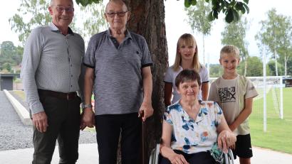 Bild: mrr
Rainer Salbeck (Zweiter von links) mit Ehefrau Gerlinde und den Enkeln Leonie und Luis. Glückwünsche überbrachte Bürgermeister Erwin Geitner (links).