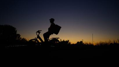 Bild: Robert Michael/dpa
Laut einer Umfrage sind immer mehr Menschen in Deutschland mit einem Elektrofahrrad unterwegs. (Symbolbild)