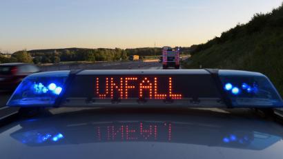 Bild: Stefan Puchner/dpa
1.322 Menschen sind im ersten Halbjahr bei Verkehrsunfällen ums Leben gekommen, wie aus einer vorläufigen Statistik hervorgeht. (Symbobild).