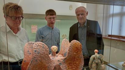 Bild: Hladik
Kulturamtschefin Sabine Guhl, Museumsleiter Johannes Listewnik und Bürgermeister Lothar Höher (von links) sehen nach ein paar Veränderungen das Internationale Keramik-Museum in Weiden auf einem guten Weg. Im Moment läuft die Sonderausstellung "Flügel aus Erde" der Künstlerin Malwine Stauss aus Leipzig.