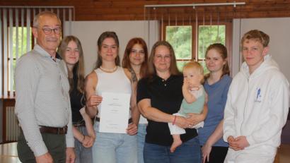 Bild: sam
Eva-Maria Hansen-Mayer mit Sohn Jakob neben ihren Kindern. Der älteste Sohn war verhindert. Links Bürgermeister Erwin Geitner.