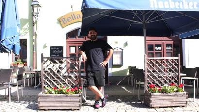 Bild: Dagmar Williamson
Basel Alhomo, 2. Küchenchef im Restaurant "Bella Cucina" hält die Stellung, während Pächter Safar Zaghoun sich um die Bürokratie kümmert.