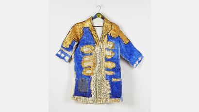 Bild: Uwe Moosburger/altrostudio.de
Der zweite Preisträger ist Ludwig Hirtreiter. Im Bild das Werk „Mantel Dan Stevens“ (blau-gold), Acryl-Klebeband auf Textil .