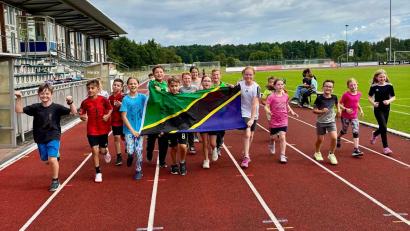 Bild: Grund- und Mittelschule Schwarzenfeld
Schüler der Grund- und Mittelschule Schwarzenfeld strengen sich für die Kinder in Sokoine mächtig an. Die Flagge Tansanias zeigt, wofür es sich lohnt.