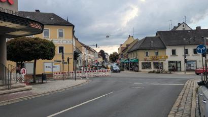 Bild: pz
Wegen Bauarbeiten muss die Ein- und Ausfahrt der Kolpingstraße am Backdie-Eck in Waldsassen zwei Tage lang komplett gesperrt werden. Verlegt werden auf Höhe der Apotheke (links) Glasfaserkabel unter der Fahrbahn.