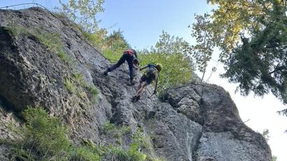 Bild: Andreas Renner, Bergwacht Amberg
Ein Bergretter der Bergwacht Amberg klettert mit dem Seil zum blockierten Patienten im dritten Teil des Höhenglücksteiges. Das gehört zur Aufgabenstellung der Amberger Bergwacht.